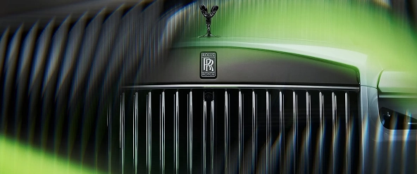 Close-up of a Rolls-Royce Cullinan's black Pantheon grille below the Spirit of Ecstasy